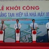 Lãnh đạo tỉnh Quảng Nam ấn nút khởi công Cảng Tam Hiệp và Nhà máy xe buýt. (Nguồn: Nguyễn Sơn)