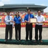 Đại diện Vietbook trao Bằng chứng nhận cho Tỉnh Đoàn. (Ảnh: baobacninh.com.vn)