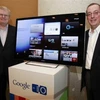 Hai đại diện của Sony và Intel tại buổi thông báo về Google TV. (Nguồn: AP)