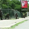 Quân đội Jamaica trong cuộc tấn công ở thủ đô Kingston ngày 25/5. (Nguồn: AP)
