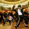 Người hâm mộ nhảy theo các điệu nhảy của Michael Jackson. (Nguồn: AP)