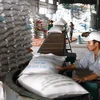 Vận chuyển gạo vào kho phục vụ xuất khẩu tại Công ty lương thực Tiền Giang. (Ảnh: Đình Huệ/TTXVN)