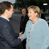 Tổng thống Nga Medvedev đón Thủ tướng Đức Merkel tại thành phố Yekaterinburg, ngày 14/7. (Ảnh: AFP/TTXVN)