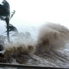 Sóng lớn đánh vào bờ biển quận Đồ Sơn, Hải Phòng. (Ảnh: TTXVN)
