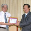 Ông Vũ Xuân Hồng, Chủ tịch Liên hiệp các tổ chức hữu nghị Việt Nam trao tặng Kỷ niệm chương cho ông Matsuura Masami. (Ảnh: Doãn Tấn/TTXVN)