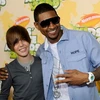 Usher và Justin Bieber. (Nguồn: Internet)