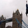 James Field nhảy độ cao 55m ở London gần Tower Bridge, Anh. (Nguồn: Getty images)