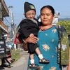 Khagendra Thapa Magar và mẹ. (Nguồn: Getty images)
