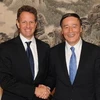Bộ trưởng Tài chính Mỹ Timothy Geithner và Phó Thủ tướng Trung Quốc Vương Kỳ Sơn. (Nguồn: Xinhua)