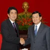 Thường trực Ban Bí thư Trương Tấn Sang tiếp cựu Thủ tướng Nhật Bản Shinzo Abe. (Ảnh: Doãn Tấn/TTXVN)