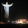 Bức tượng vừa được khánh thành và thắp sáng ngày 21/11 ở ngoại ô thành phố Swiebodzin, miền Tây Ba Lan. (Nguồn: Reuters)
