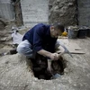 Một nhân viên của Cơ quan quản lý cổ vật Israel tại địa điểm khai quật ở Jerusalem. (Nguồn: physorg.com)