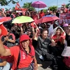 Các thành viên phe "áo đỏ" biểu tình ở Bangkok. (Ảnh: AFP/TTXVN)