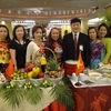 Tham tán Nguyễn Thành Hưng và đoàn Việt Nam tại Ngày hội ẩm thực châu Á mới diễn ra ở Bangkok. (Ảnh: Ngọc Tiến/Vietnam+)
