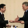 Ngoại trưởng Nhật Bản Seiji Maehara và Bộ trưởng Công Thương Nga Viktor Khristenko tại Mátxơva ngày 11/2. (Nguồn: Reuters)