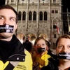 Người Hungary dán băng keo lên miệng để phản đối những quy định của chính phủ về luật truyền thông mới. (Nguồn: Reuters)