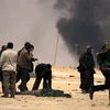 Quân chống đối thu thập xác binh sỹ chính phủ trung thành với lãnh đạo Gaddafi sau khi tiến vào thị trấn Ajdabiya. (Ảnh minh họa. AFP/TTXVN)