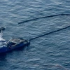 Ngăn chặn vết dầu loang trên mặt biển ở Vịnh Mexico. (Ảnh: AFP/TTXVN)
