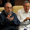 Ông Fidel Castro (trái) và Chủ tịch Raul Castro, Bí thư thứ nhất Trung ương Đảng Cộng sản Cuba tại lễ bế mạc đại hội. (Ảnh: THX/TTXVN)