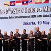 Bộ trưởng Quốc phòng Việt Nam Phùng Quang Thanh (thứ hai từ phải) cùng các đại biểu khác chụp ảnh tại lễ khai mạc Hội nghị. (Ảnh: AFP/TTXVN)