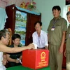 Mang hòm phiếu lưu động đến nhà cử tri ở phường An Khánh, quận Ninh Kiều, Cần Thơ không đến được điểm bỏ phiếu vì lý do sức khỏe. (Ảnh: Duy Khương/TTXVN)