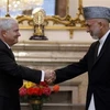 Bộ trưởng Quốc phòng Mỹ Robert Gates (phải) trong cuộc gặp với Tổng thống Afghanistan. (Nguồn: AP)