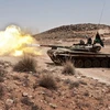 Lực lượng nổi dậy Libya bắn đạn pháo vào vị trí chiến đấu của binh sỹ Chính phủ trong cuộc giao tranh tại Gualish ngày 6/7. (Ảnh: AFP/TTXVN)