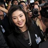 Các nhà báo vây quanh bà Yingluck Shinawatra sau khi được bầu làm Thủ tướng trong cuộc họp Quốc hội ngày 5/8.