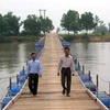 Chiếc cầu phao đầu tiên qua sông Bến Hải. (Nguồn: thethaovanhoa.vn)