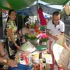 Khách mua nón lá ở gian hàng Việt Nam tại lễ hội thành phố Biel ngày 3/9. (Ảnh: Lê Thanh/Vietnam+)