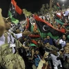 Người dân Libya tổ chức ăn mừng sự kiện Mutassim Billah bị bắt, tại quảng trường Martyrs, thủ đô Tripoli ngày 12/10. (Ảnh: AFP/TTXVN)