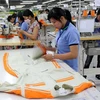 May quần áo tại Công ty trách nhiệm hữu hạn Toyotsu Vehitecs Việt Nam tại Bình Dương. Ảnh minh họa. (Nguồn: Quách Lắm/TTXVN)