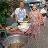Một quán hàng tại chợ của người Việt. (Ảnh: Ngọc Tiến/Vietnam+)