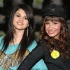 Selena Gomez (trái) và Demi Lovato. (Nguồn: tin247.com)