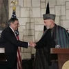 Tổng thống Afghanistan (phải) trong cuộc gặp với Bộ trưởng Quốc phòng Mỹ. (Nguồn: AP)