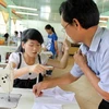 Hướng dẫn học viên tại Trung tâm dạy nghề cho người khuyết tật và trẻ mồ côi Thành phố Hồ Chí Minh. Ảnh minh họa. (Nguồn: Tràng Dương/TTXVN)