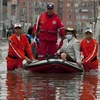 Nhân viên cứu trợ làm việc tại khu vực ngập lụt tại Bella Vista, khu vực lân cận Bogota, Colombia ngày 7/12. (Ảnh: AFP/TTXVN)
