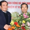 Chủ tịch VFF Nguyễn Trọng Hỷ (trái) chúc mừng tân Tổng thư ký VFF Ngô Lê Bằng. (Nguồn: bongdaplus.vn)