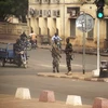 Các binh sỹ Mali trên đường phố Bamako ngày 21/3. (Ảnh: AFP/TTXVN)