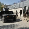 Lực lượng an ninh Afghanistan tại hiện trường vụ tấn công ở Kabul. (Ảnh: AFP/TTXVN)