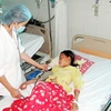Bệnh nhân Lò Thị Chung (9 tuổi) đang hồi sức cấp cứu tại Bệnh viện Đa khoa Lai Châu. (Ảnh: Công Hải/Vietnam+)