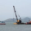 Chuẩn bị trục vớt container tàu Trường Hải Star tại khu vực Sao Mai-Bến Đình. (Nguồn: phapluattp.vn)