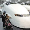Một gia đình Nhật Bản đang ngắm kiệt tác của công nghệ tàu Shinkansen tại Công viên đường sắ và SCMaglev ở Nagoya ngày 1/3. (Nguồn: Kyodo)