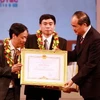 Phó Thủ tướng Nguyễn Thiện Nhân trao Giải thưởng Sáng tạo khoa học công nghệ Việt Nam năm 2011. (Ảnh: Anh Tuấn/TTXVN)