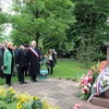 Các đại biểu đặt lẵng hoa tại tượng Bác ở công viên Montreau. (Ảnh: Hà-Dũng/Vietnam+)