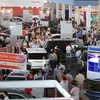 Khách tham quan các gian hàng tại Vietnam AutoExpo lần thứ 8. (Nguồn: CTV)