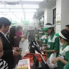 Người dân mua sắm tại FamilyMart. (Ảnh: Huy Hiệp/Vietnam+)