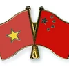 Quốc kỳ Việt Nam và Trung Quốc. Ảnh minh họa. (Nguồn: crossed-flag-pins.com)