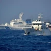 Tàu ngư chính của Trung Quốc bị tàu tuần tra Nhật Bản giám sát gần Senkaku (hay Điếu Ngư) ngày 11/7. (Nguồn: Tân Hoa Xã)