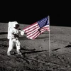 Nhà du hành vũ trụ cắm cờ Mỹ trên Mặt Trăng. (Nguồn: Corbis)